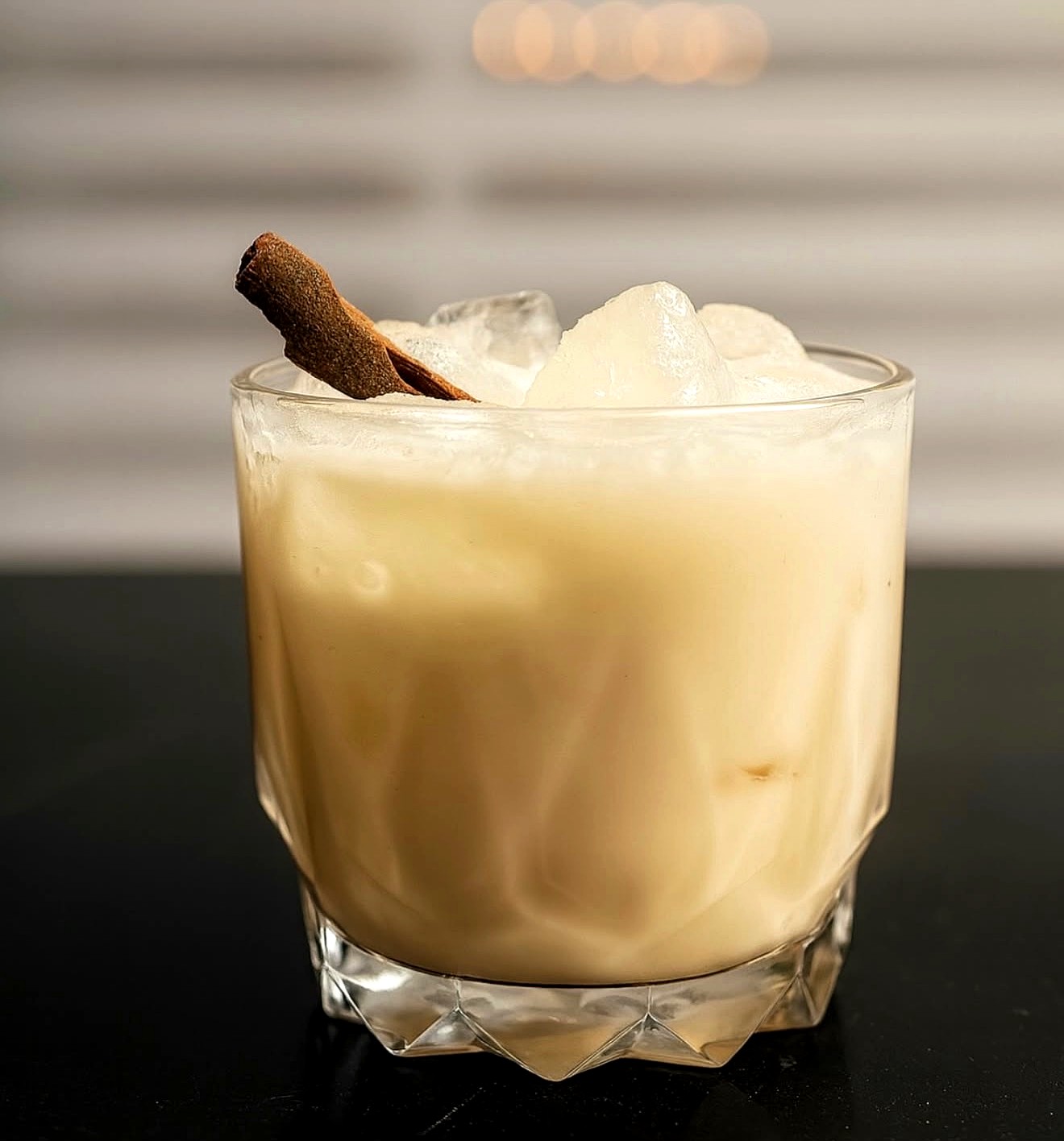 Cocktail signature crémeux à la cannelle, préparé par Le Bar Nomade
