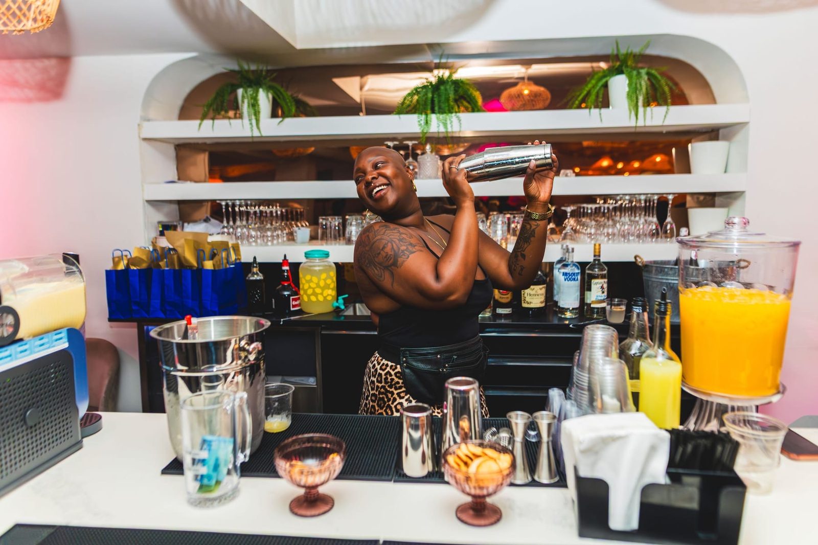 Mixologue préparant un cocktail signature derrière un bar mobile